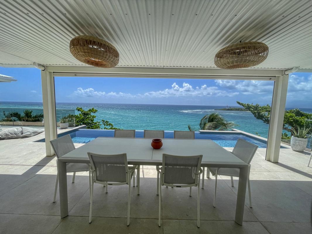 10 Location villa piscine vue mer ilet Gosier Guadeloupe_table terrasse